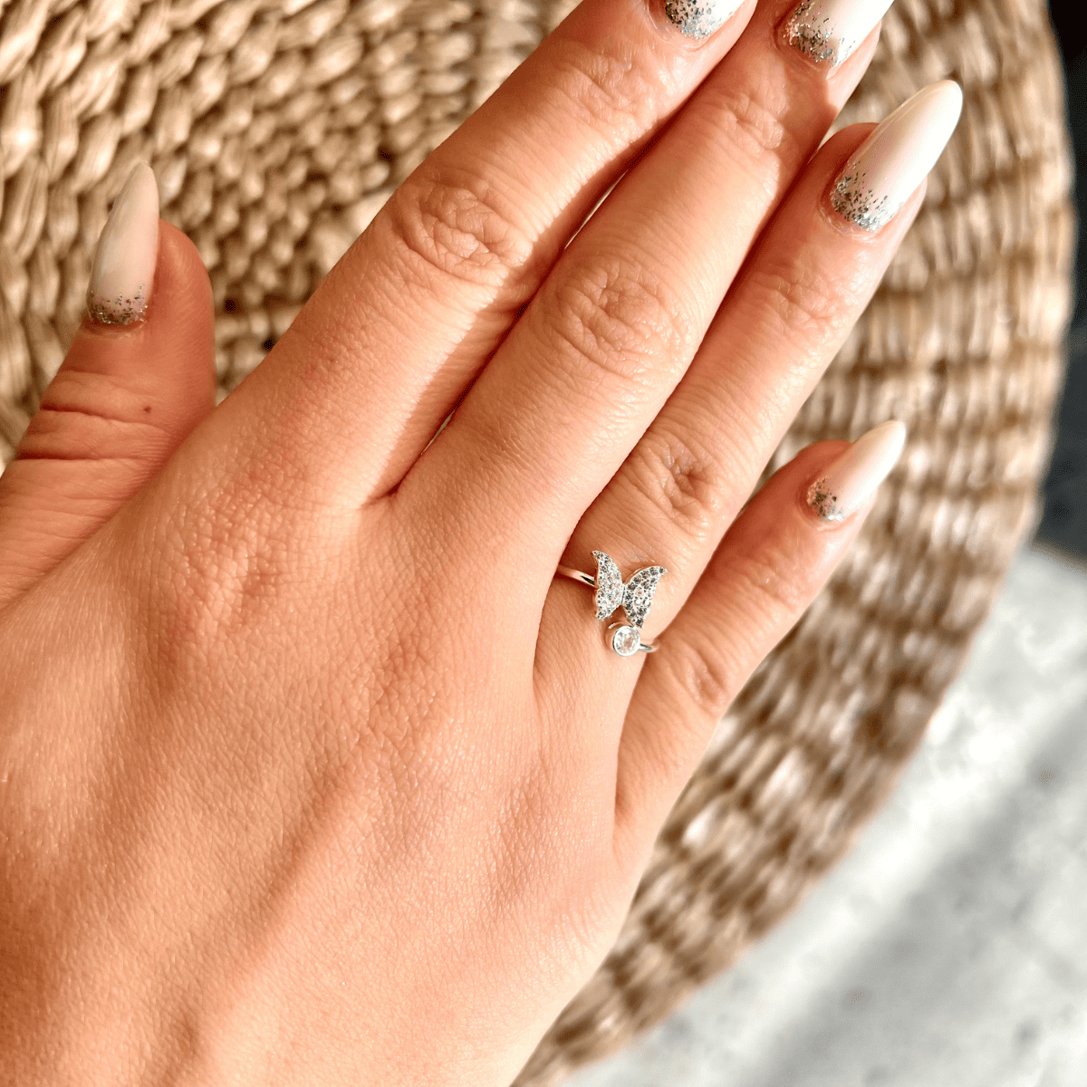 Anel Regulável Luza com Borboleta Cravejada e Ponto de Luz em Prata 925