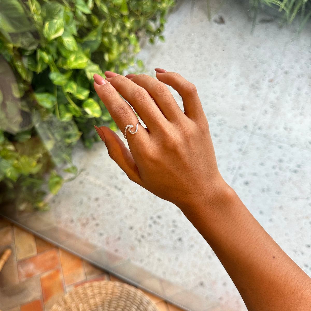 Anel Luza de Onda com Detalhes de Zircônia em Prata 925