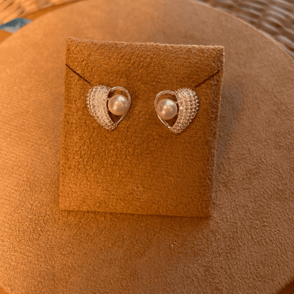 BRINCO DE CORAÇÃO METADE LUZA CRAVEJADO E A OUTRA METADE VAZADA COM PÉROLA EM PRATA 925