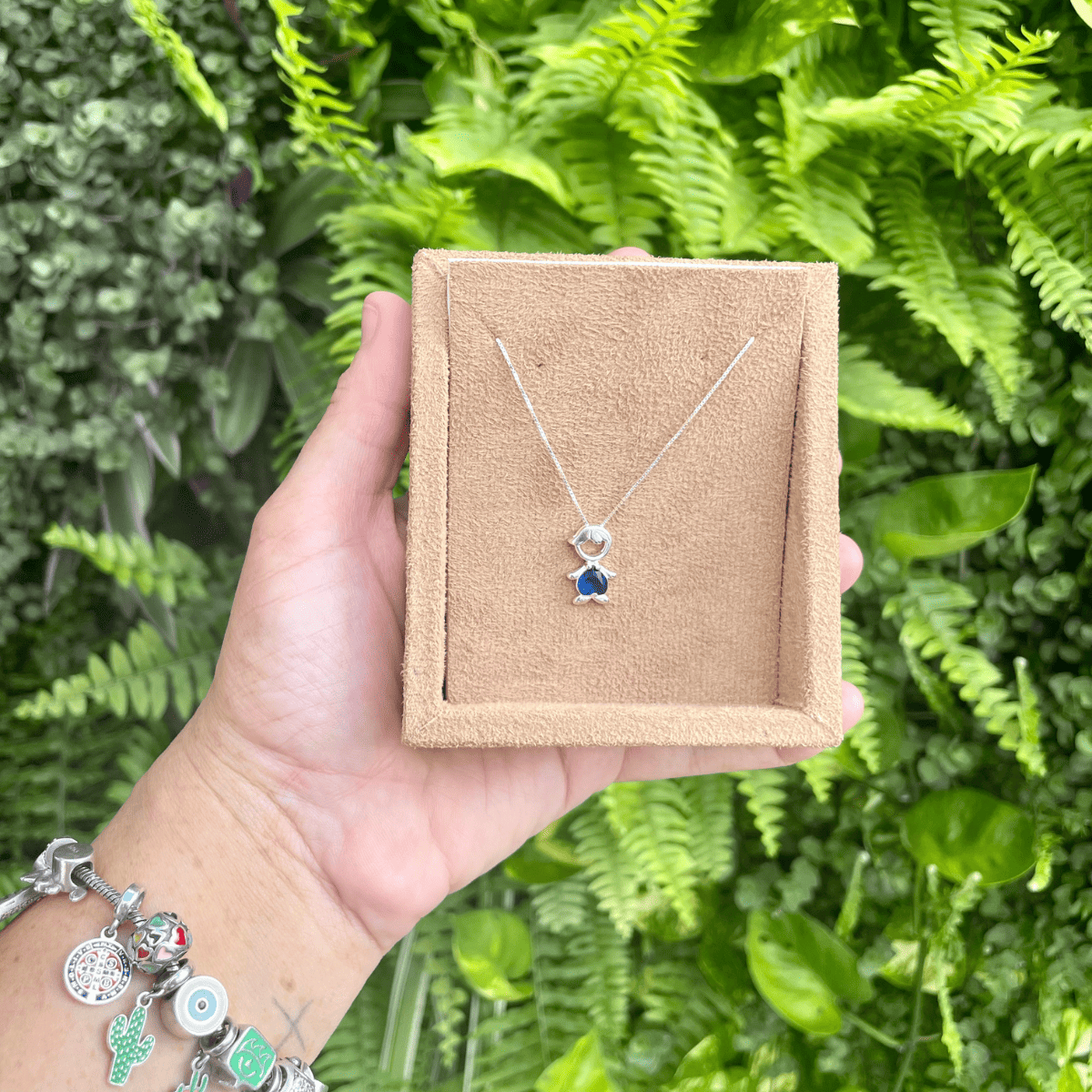 Pingente de Menino com Pedra Azul Luza em Prata 925