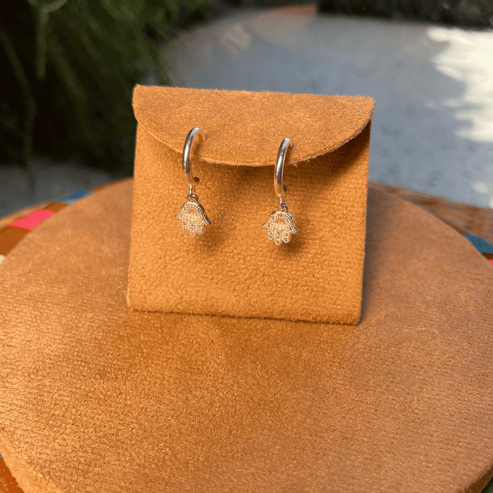 Brinco de Meia Argola Luza com Mão de Fátima Pendente em Prata 925