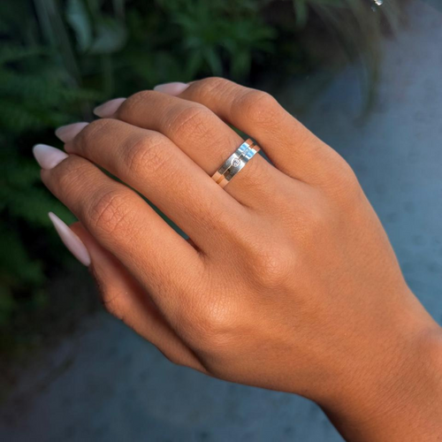 Aliança Luza com Linha Dourada e Ponto de Luz em Prata 925