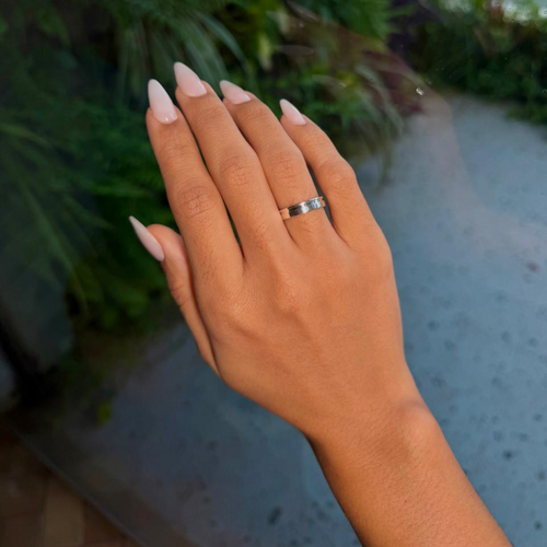 Aliança Luza com Linha Lisa em Prata 925