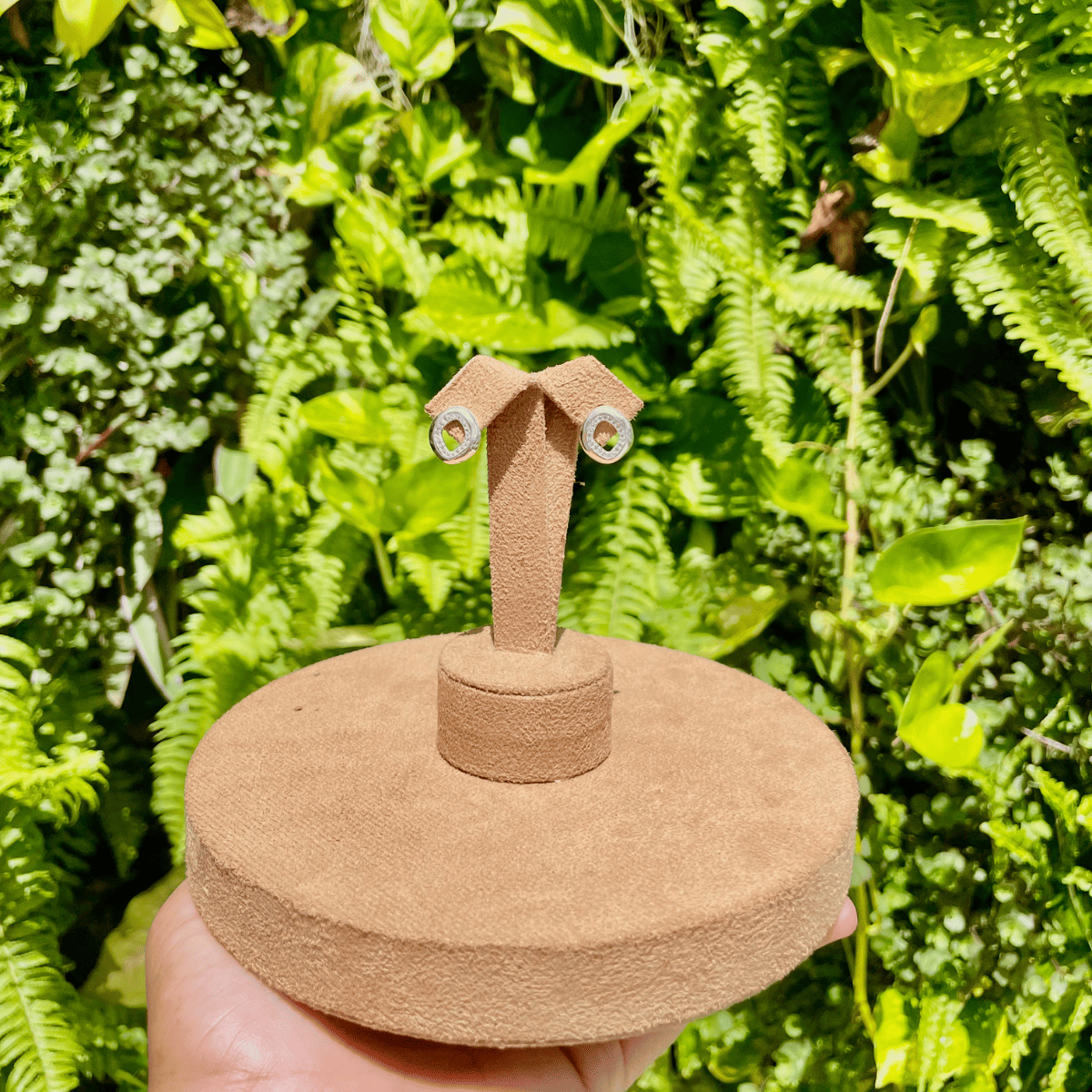 Brinco Oval Com Detalhe Vazado Cravejado de Zirconia Luza em Prata 925