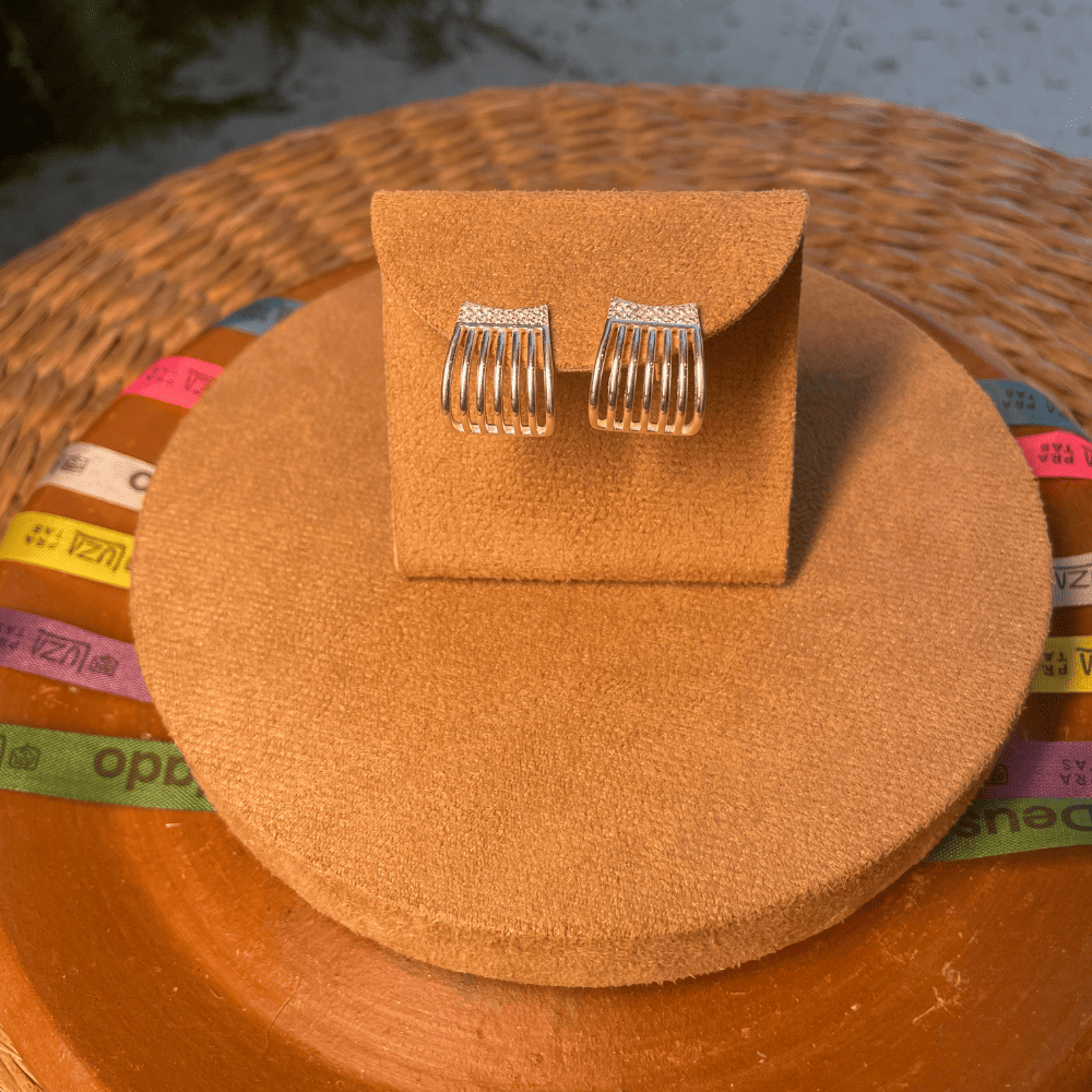 Brinco de Meia Luza Argola com Sete Linhas e Zircônias em Prata 925