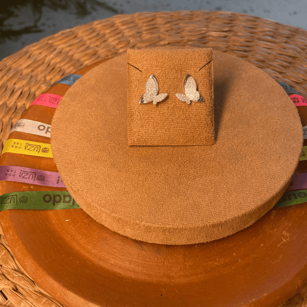 BRINCO BORBOLETA LUZA CRAVEJADA COM DETALHE DE LISO EM PRATA 925