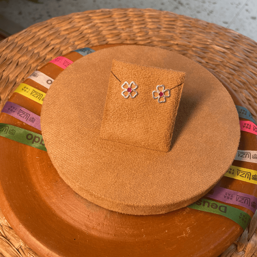 BRINCO FLOR VAZADA LUZA COM PONTO DE LUZ ROSA EM PRATA 925