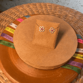 BRINCO FLOR VAZADA LUZA COM PONTO DE LUZ ROSA EM PRATA 925