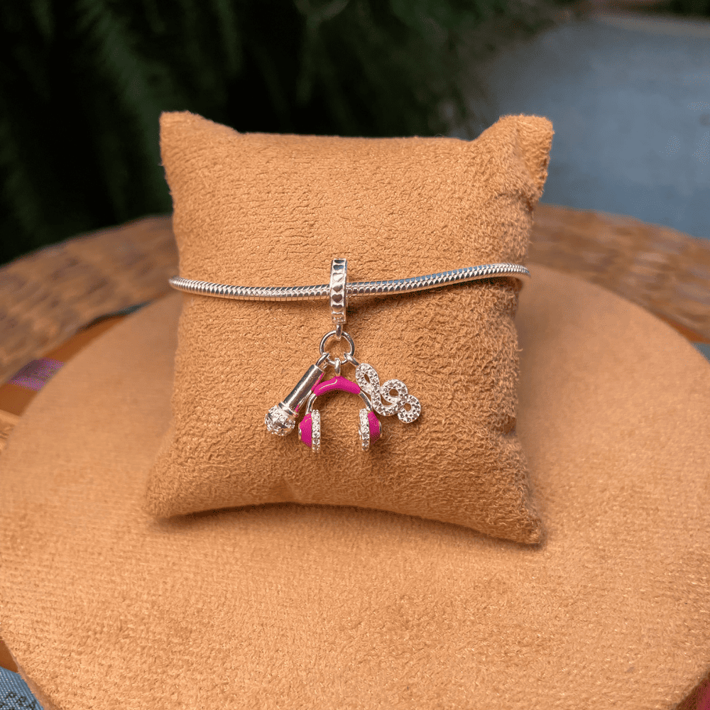 Berloque com 3 Pingente Luza: Microfone, Fone de Ouvido e Nota Musical em Prata 925 Envelhecida