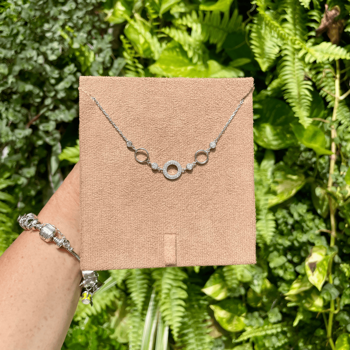 Pulseira Três Circulo Vazado: 1 Cravejado e Dois lisos e Detalhes de Ponto de Luz Luza em Prata 925