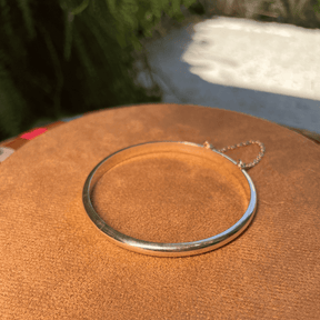 Bracelete de Aro Luza Médio, Liso e com Fecho Pega Ladrão em Prata 925