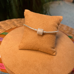 PULSEIRA DA VIDA LUZA COM FECHO DE CILINDRICO CRAVEJADO DE UM LADO E OUTRO LADO FECHO LISO EM PRATA 925