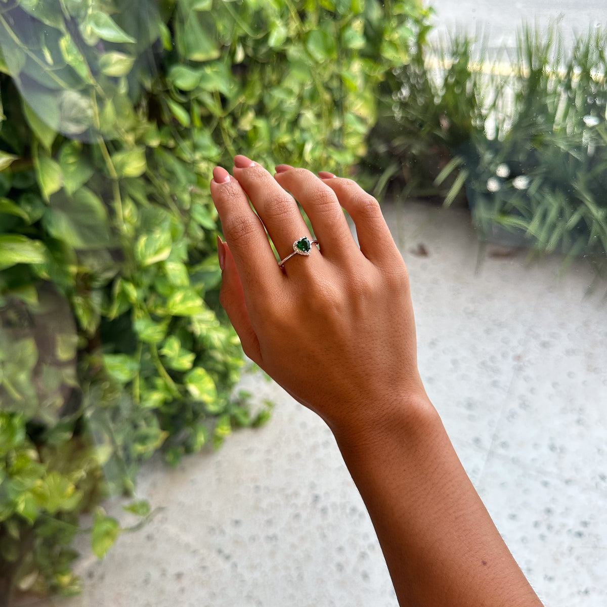 Anel de Coração com Pedra Verde e Detalhes de Zirconia