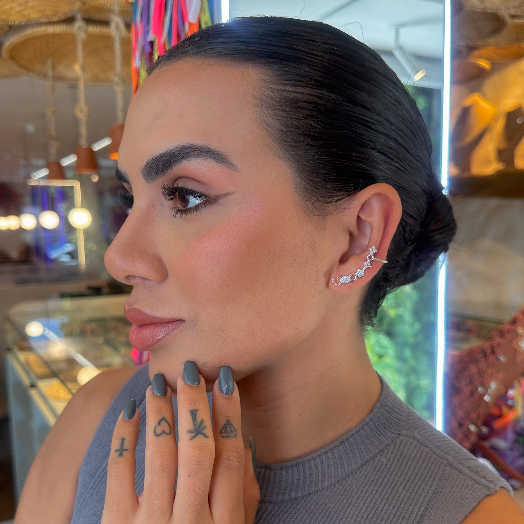 Ear Cuf com Pontos de Luz, Flores Cravejadas e Detalhes Vazados em Prata 925