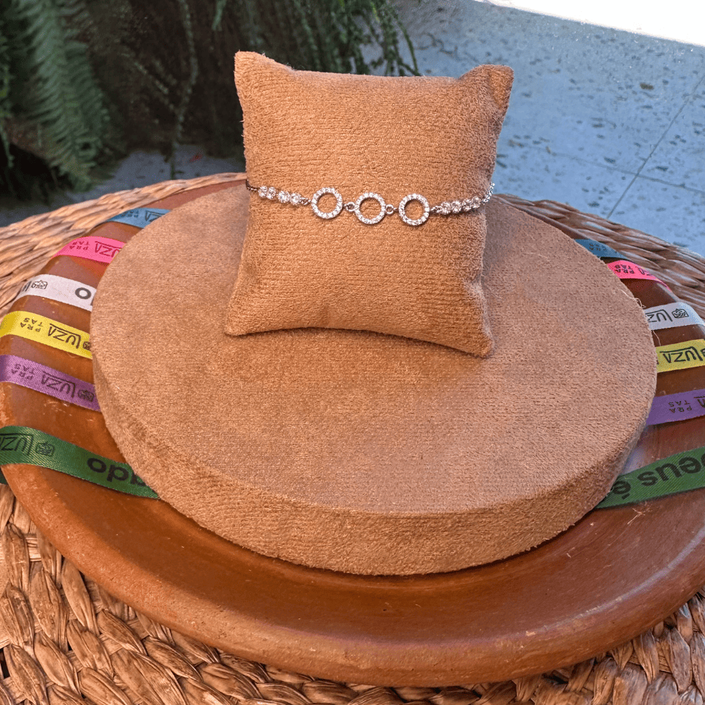 Pulseira com Três Circulos Vazados Luza Cravejados de Zirconia e Detalhes de Ponto de Luz em Prata 925