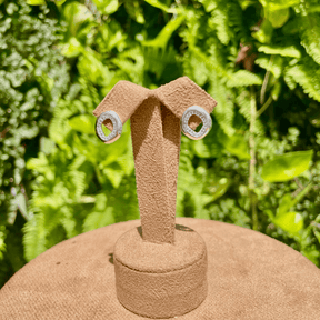 Brinco Oval Com Detalhe Vazado Cravejado de Zirconia Luza em Prata 925