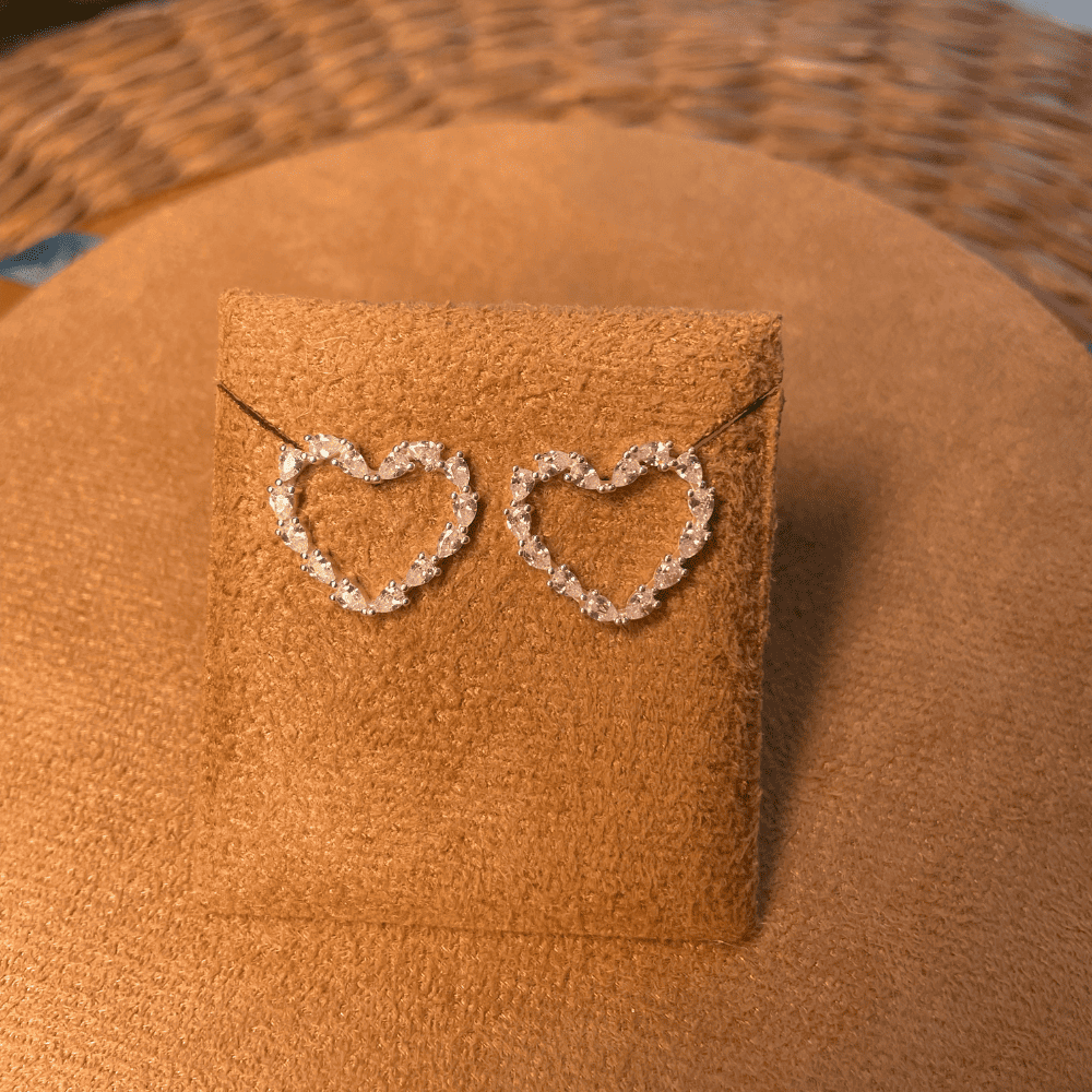 BRINCO DE CORAÇÃO LUZA DE PEDRARIA VAZADO EM PRATA 925