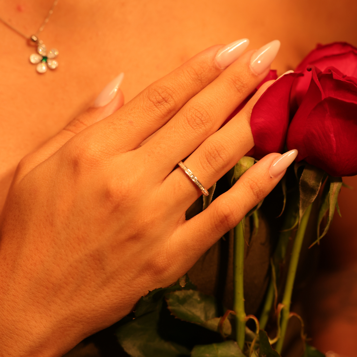 Aliança Luza Fina Cravejada de Zirconia em Prata 925