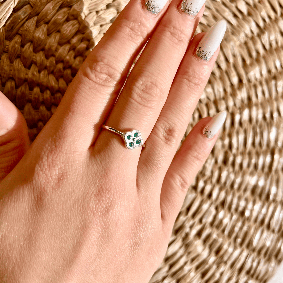 Anel Trevo de Quatro Folhas Verde com Detalhes Cravejados de Zirconia em Prata 925
