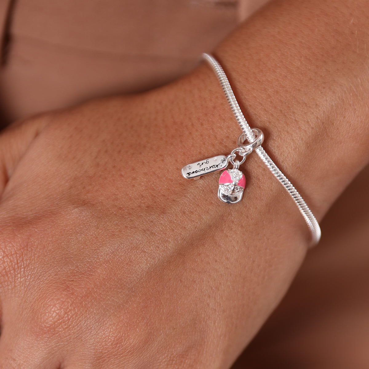 Berloque Luza Skateboard Girl + Boné em Prata 925