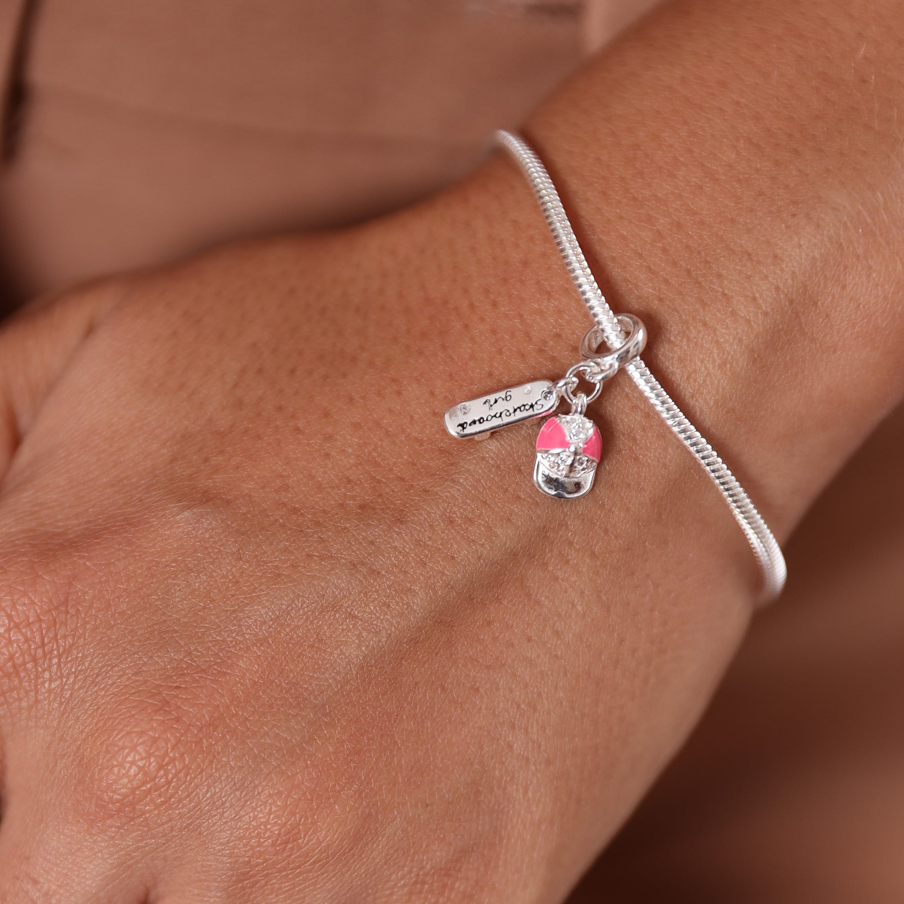 Berloque Luza Skateboard Girl + Boné em Prata 925