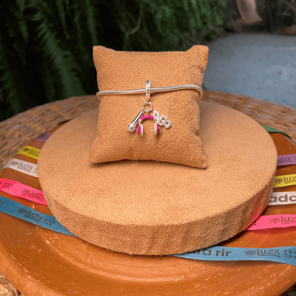 Berloque com 3 Pingente Luza: Microfone, Fone de Ouvido e Nota Musical em Prata 925 Envelhecida