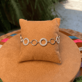 Pulseira de Círculos Vazados  Luza com Detalhes Lisos e Cravejados de Zircônia em Prata 925