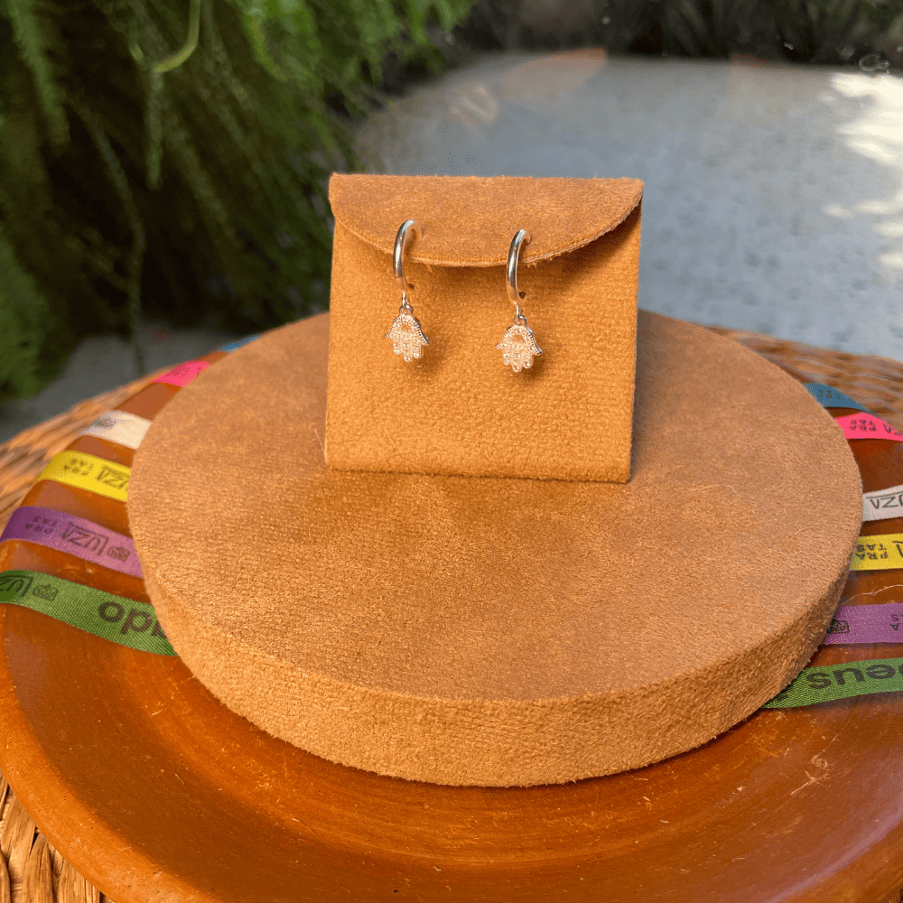 Brinco de Meia Argola Luza com Mão de Fátima Pendente em Prata 925