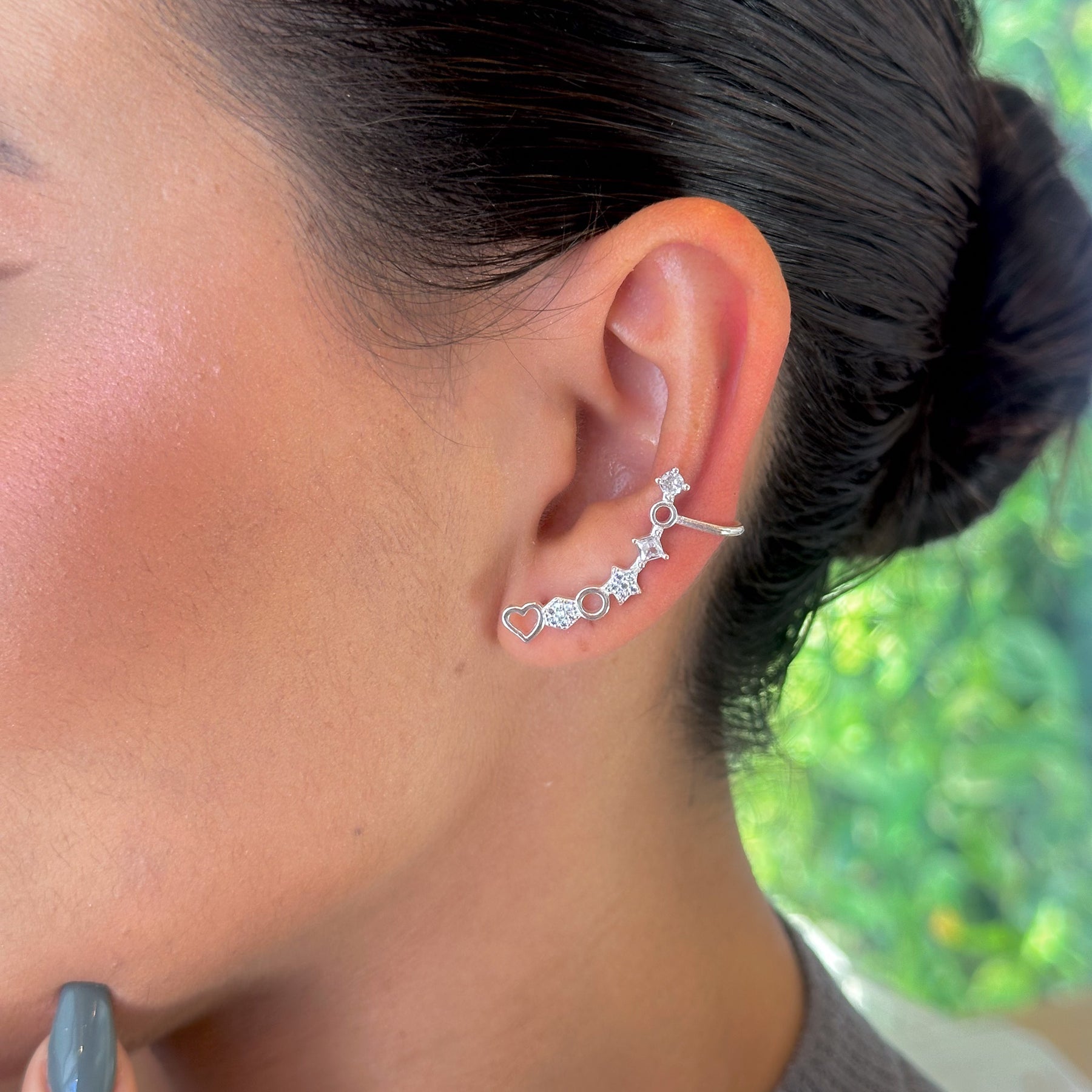 Ear Cuf com Pontos de Luz, Flores Cravejadas e Detalhes Vazados em Prata 925