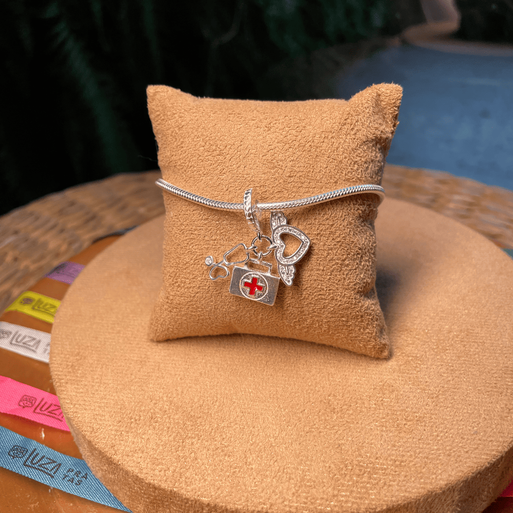 Berloque com 3 Pingentes Luza: Estetoscópio, Maleta e Coração em Prata 925