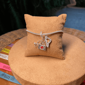 Berloque com 3 Pingentes Luza: Estetoscópio, Maleta e Coração em Prata 925