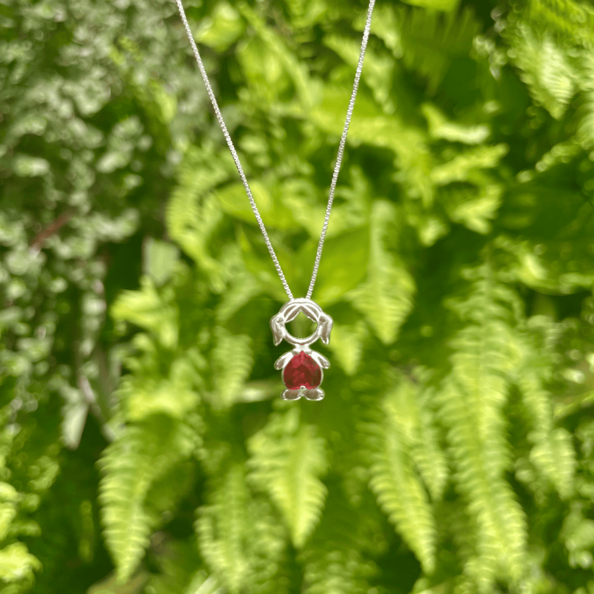 Pingente de Menina com Pedra Vermelha Luza em Prata 925