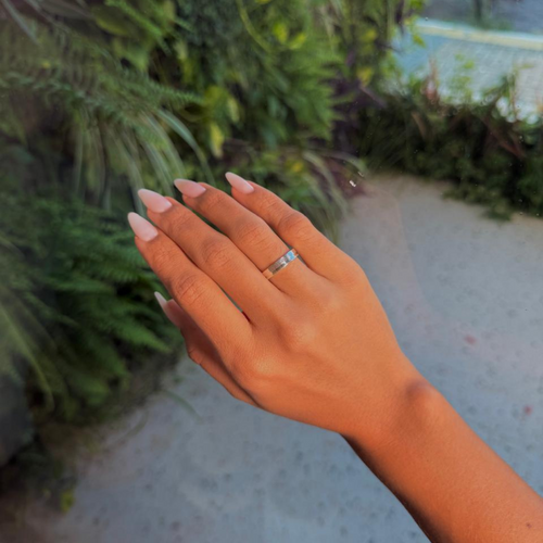 Aliança Luza com Linha Lisa e Ponto de Luz  em Prata 925