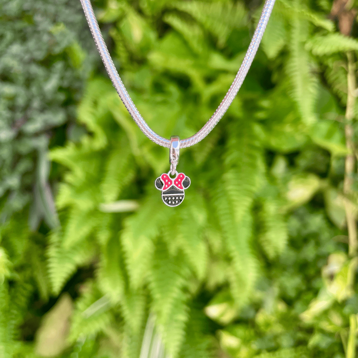 Berloque Minnie Esmaltado Luza em Prata 925