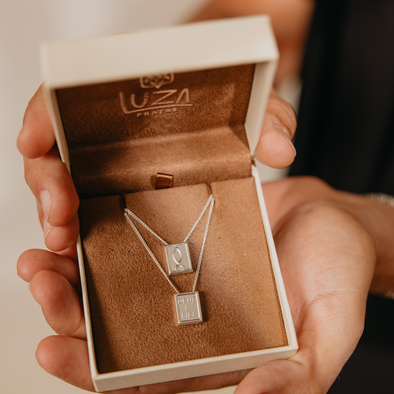 ESCAPULÁRIO LUZA COM MEDALHA DE PEIXE E FRASE "DEUS É VIDA" QUADRADO EM PRATA 925