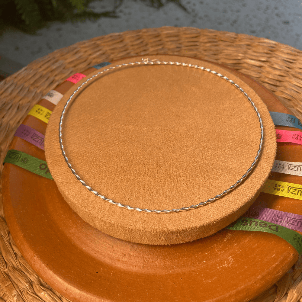 Colar Chocker Luza de Aro com Detalhes Torcido em Prata 925