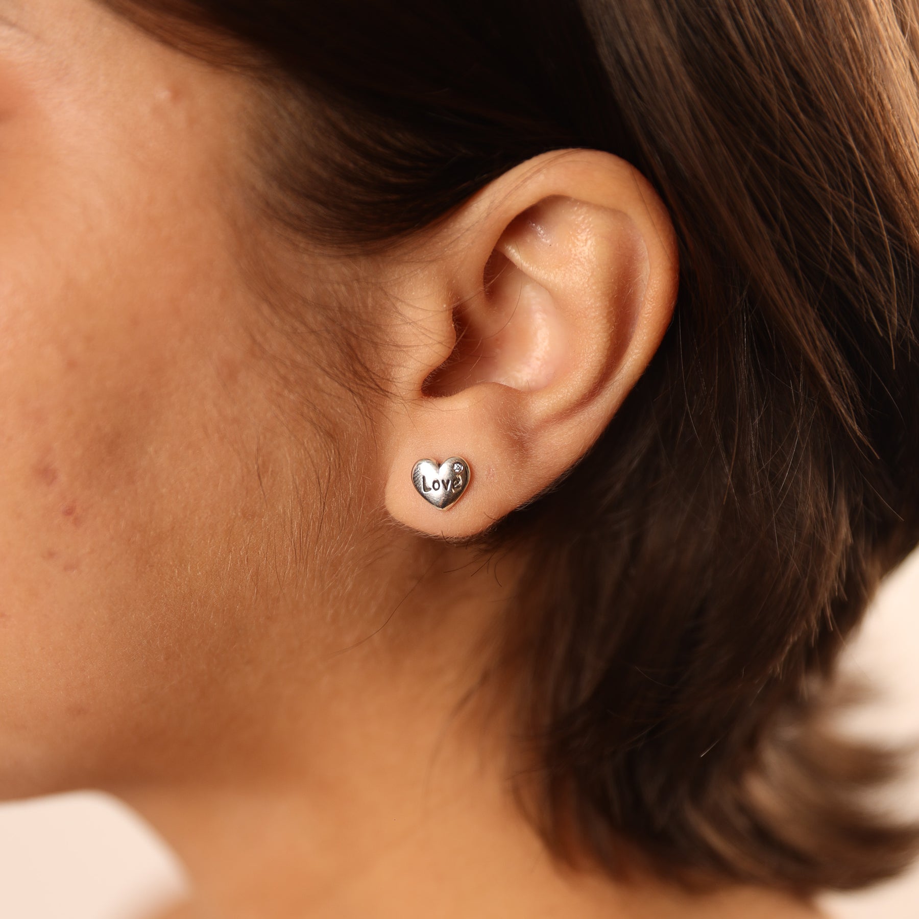 Brinco de Coração "Love" com Ponto de Luz Luza em Prata 925 Envelhecida