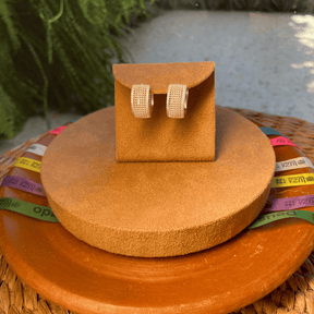 Brinco de Argola Vazada Luza com Zircônias Laterais em Prata 925