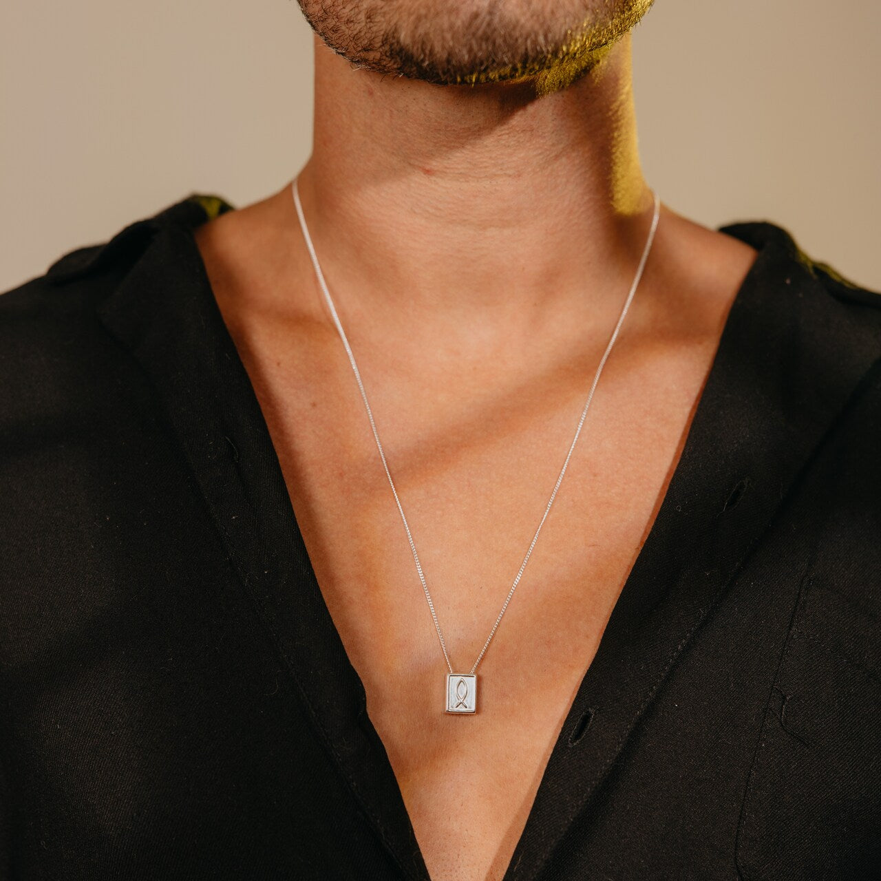 ESCAPULÁRIO LUZA COM MEDALHA DE PEIXE E FRASE "DEUS É VIDA" QUADRADO EM PRATA 925