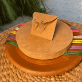 Brinco de Meia Argola Luza com Corações Vazados em Prata 925