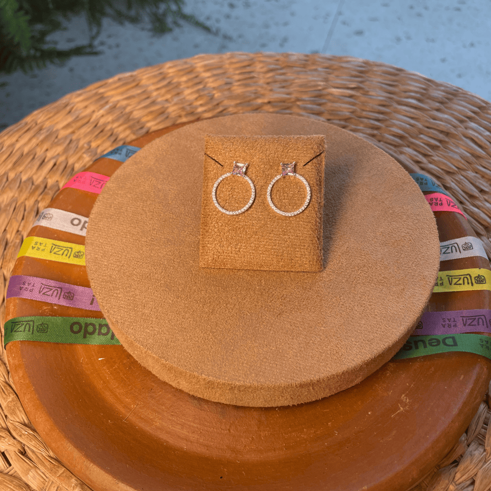 BRINCO COM PEDRA QUADRADA LUZA COLOR E CIRCULO DE ZIRCONIA VAZADO EM PRATA 925