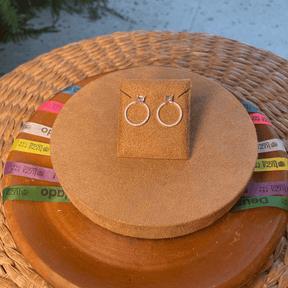 BRINCO COM PEDRA QUADRADA LUZA COLOR E CIRCULO DE ZIRCONIA VAZADO EM PRATA 925