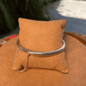 Bracelete de Aro Luza Médio, Liso e com Fecho Pega Ladrão em Prata 925