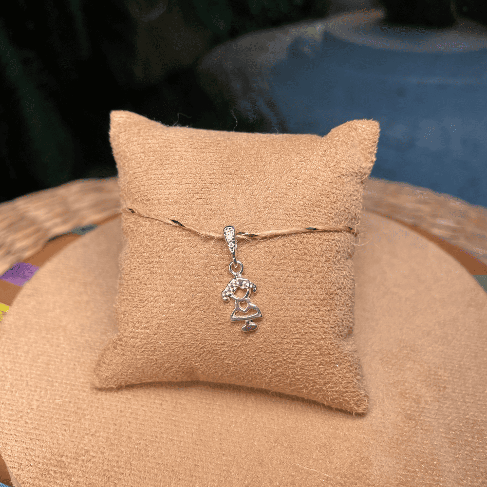 Pingente Luza de Menina Lisa com Detalhes Vazados e Ponto de Luz em Prata 925