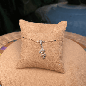 Pingente Luza de Menina Lisa com Detalhes Vazados e Ponto de Luz em Prata 925