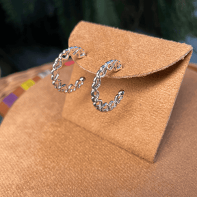 Brinco de Meia Argola Luza com Corações Vazados em Prata 925