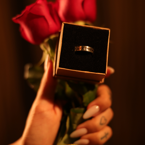 Aliança Luza com Linha Dourada e Ponto de Luz em Prata 925