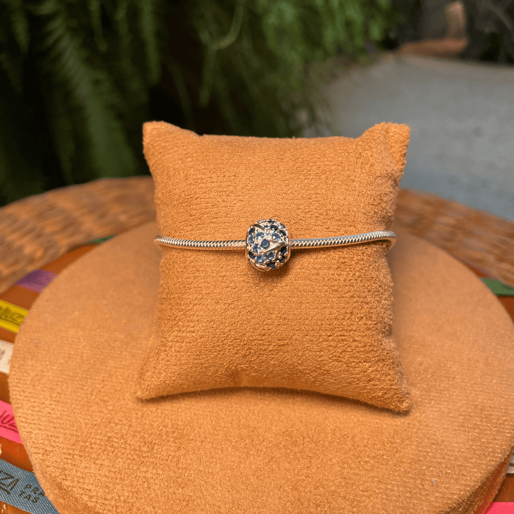 Berloque Luza de Círculo com Zircônias Azuis e Aviões em Prata 925