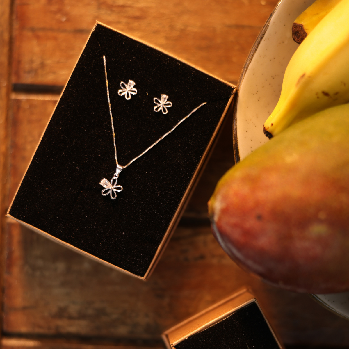 Conjunto Flor Vazada com Detalhe de Pedra em Prata 925