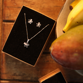 Conjunto Flor Vazada com Detalhe de Pedra em Prata 925